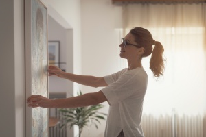 women hanging her piece with Fine Art Insurance