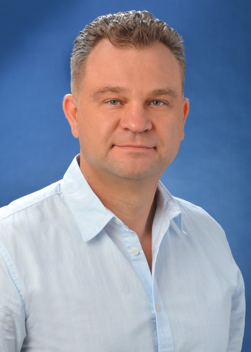 Aleksandr Razloga headshot