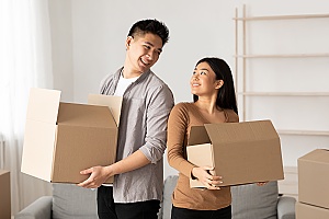 a couple moving into their home after acquiring Hawaii homeowners insurance