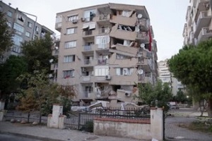 building damaged in earthquake