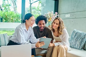 local Hawaii insurance agent with couple business owners