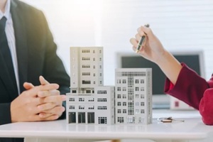 house and condo sales representatives provide advice and explanations and sign sales or lease contracts according to mutual agreements at the office reviewing hawaii business insurance coverage plans